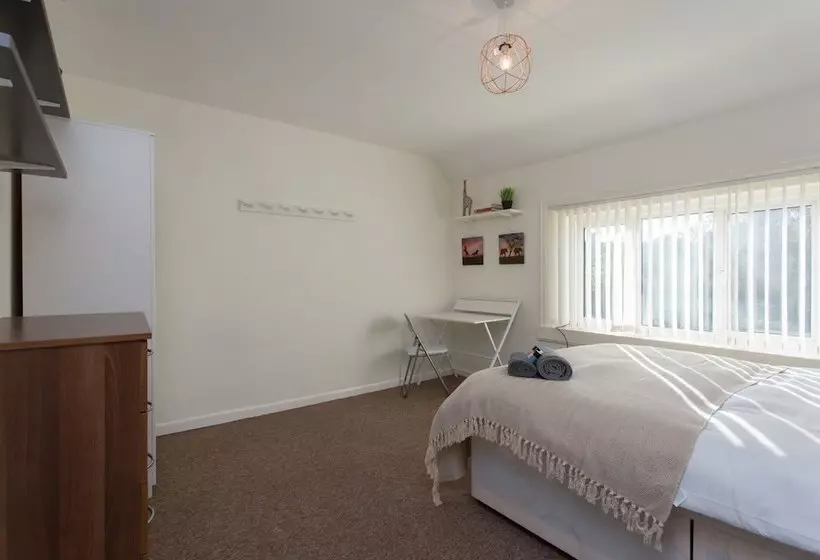 Majatalo Townhouse @ Briggs Avenue Crewe