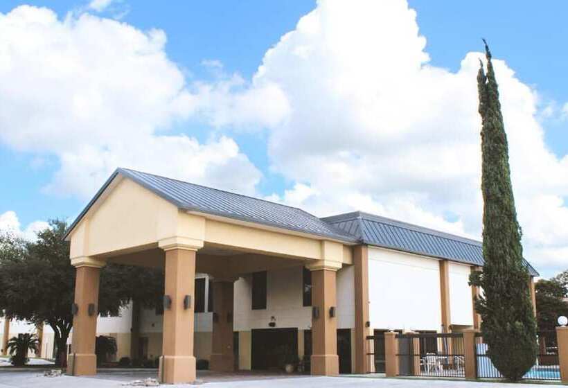 Отель Coratel Inn & Suites By Jasper New Braunfels Ih 35 Ext 189