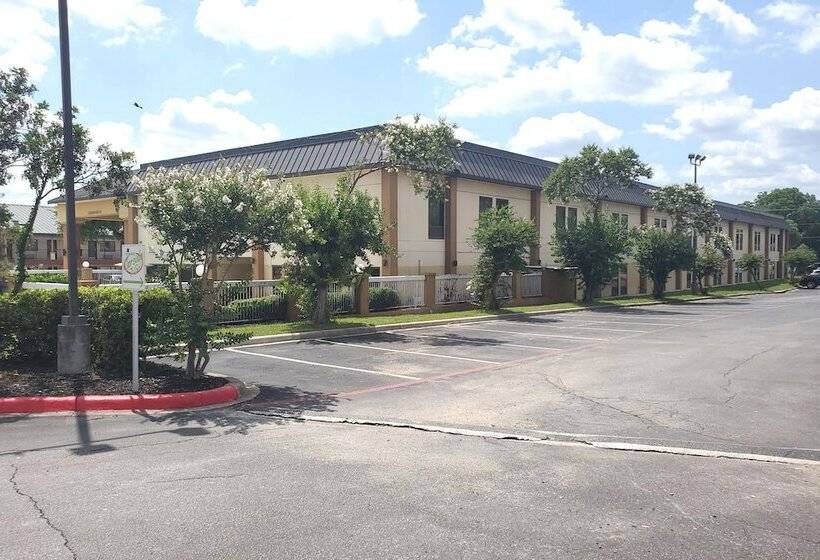 Отель Coratel Inn & Suites By Jasper New Braunfels Ih 35 Ext 189