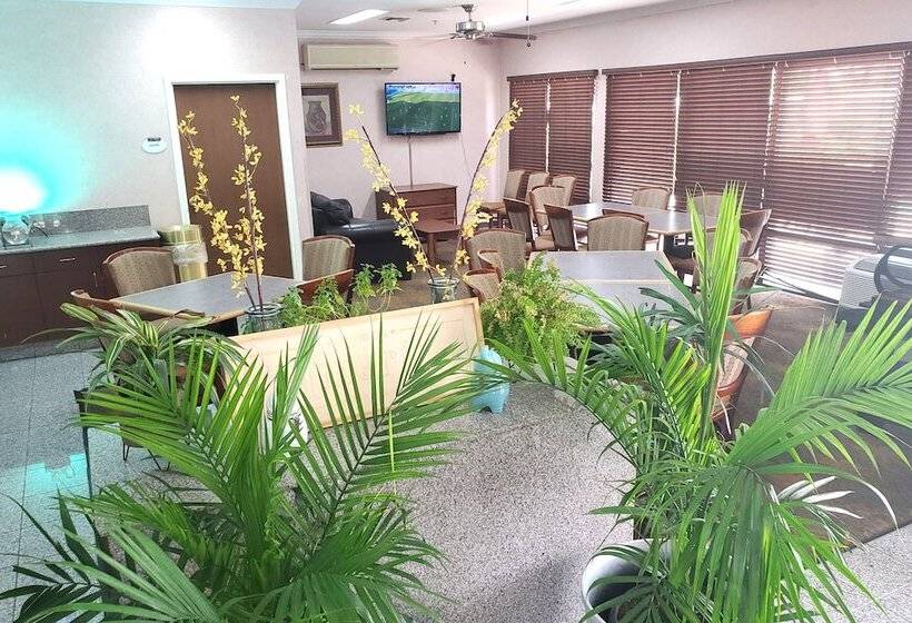 Отель Coratel Inn & Suites By Jasper New Braunfels Ih 35 Ext 189