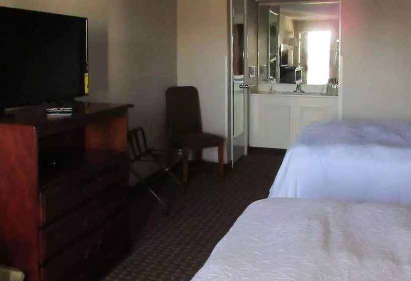 فندق Econo Lodge Inn & Suites