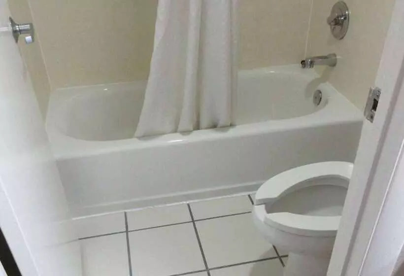 فندق Econo Lodge Inn & Suites