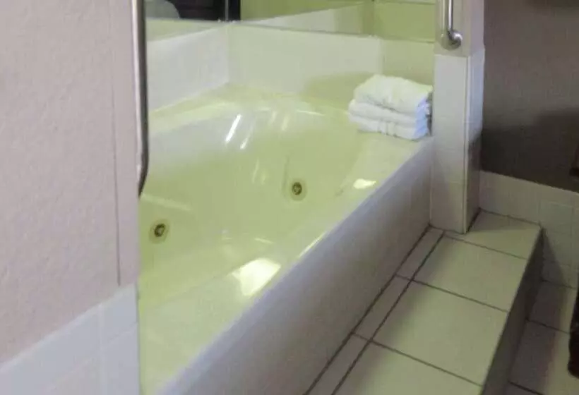 فندق Econo Lodge Inn & Suites