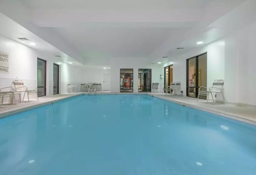 בית מלון כפרי Hampton Inn Frostburg