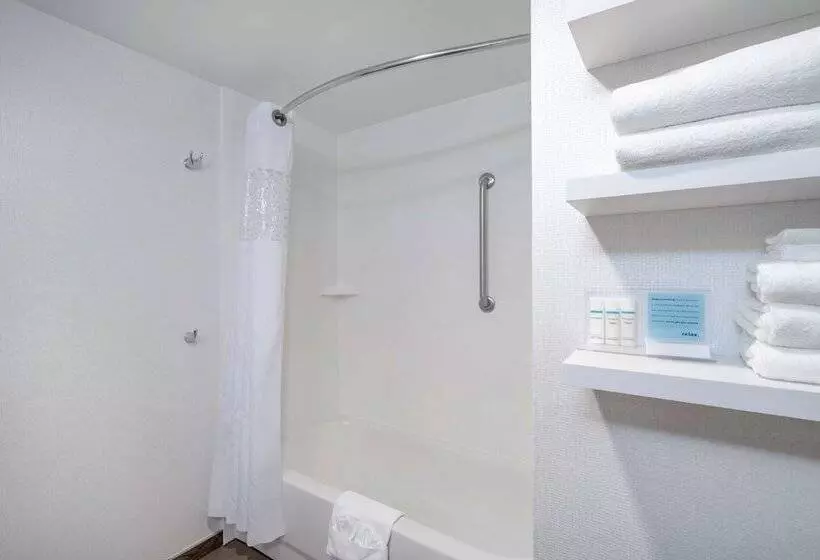 בית מלון כפרי Hampton Inn Frostburg