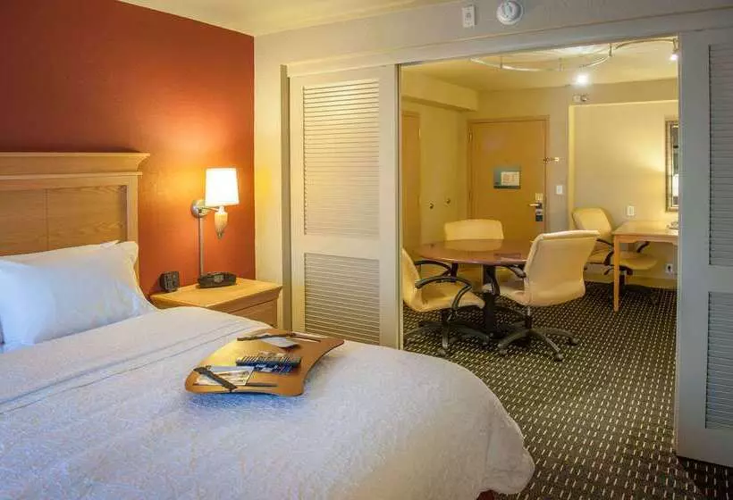 Отель Hampton Inn Pensacola Airport