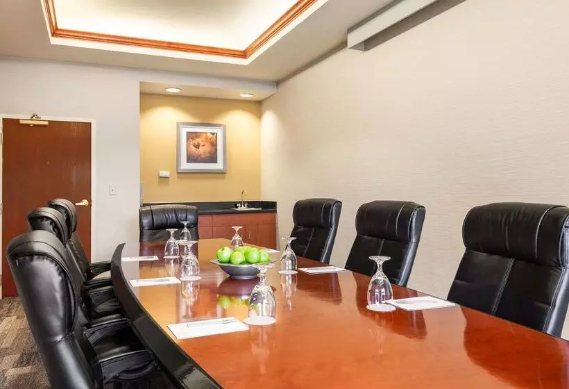 Отель Hampton Inn & Suites Denvercherry Creek