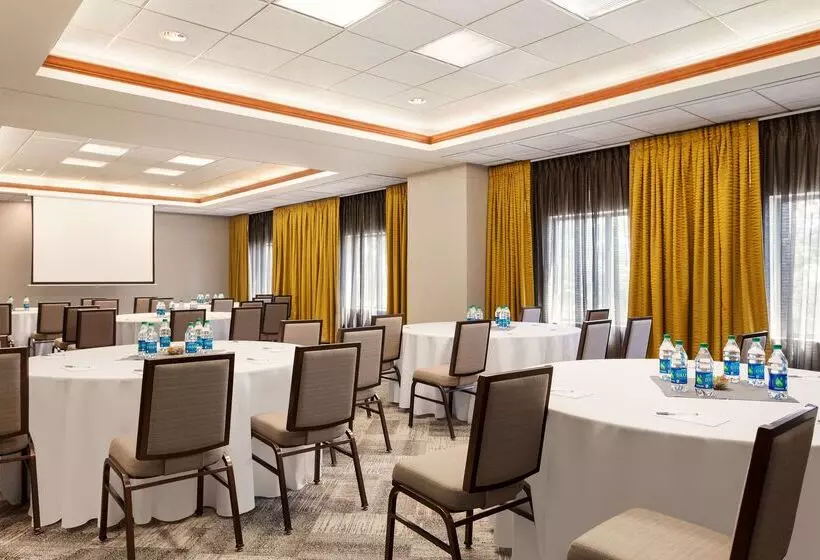 Отель Hampton Inn & Suites Denvercherry Creek