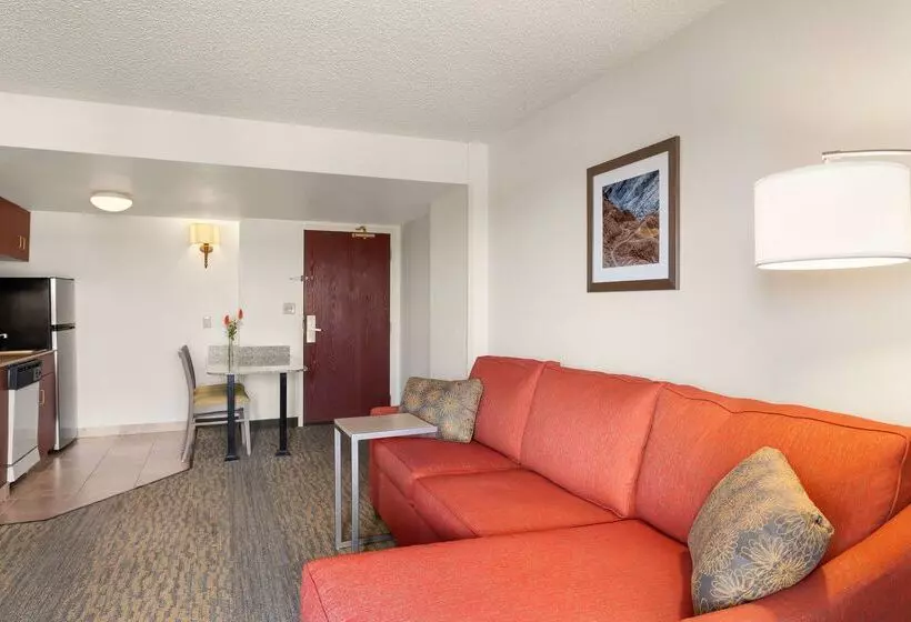 Отель Hampton Inn & Suites Denvercherry Creek
