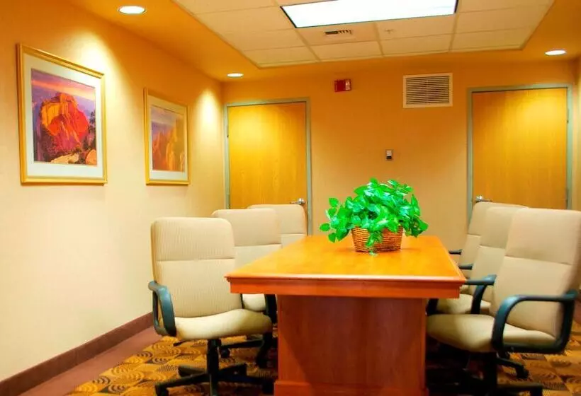 ホテル Hampton Inn & Suites Flagstaff