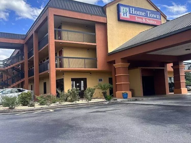 ホテル Home Town Inn & Suites