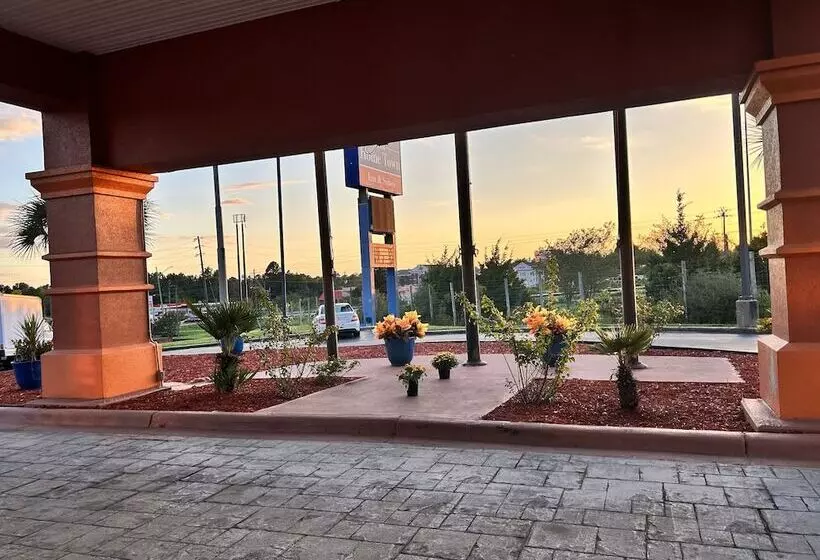 ホテル Home Town Inn & Suites