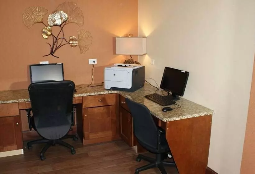 ホテル Home Town Inn & Suites