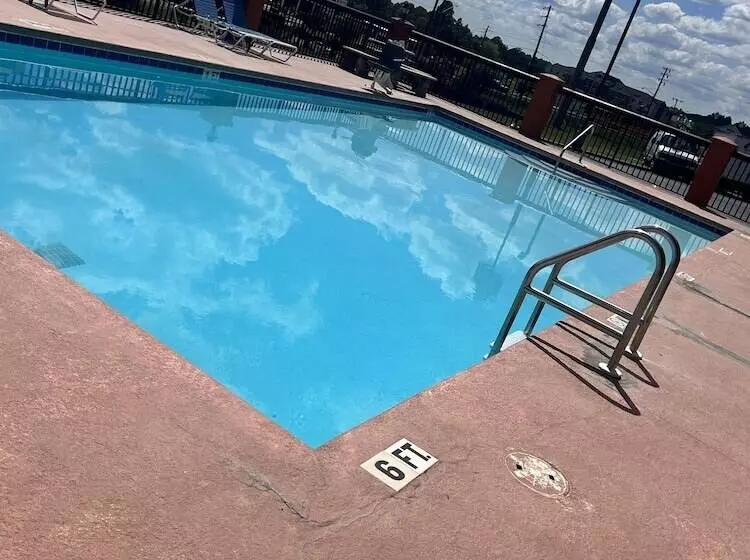 ホテル Home Town Inn & Suites