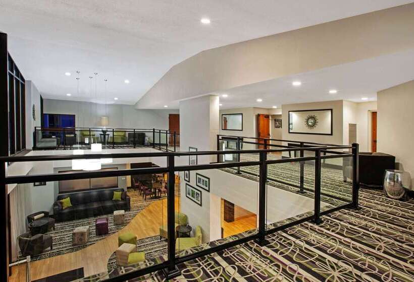 호텔 La Quinta Inn & Suites By Wyndham Detroit Metro Airport