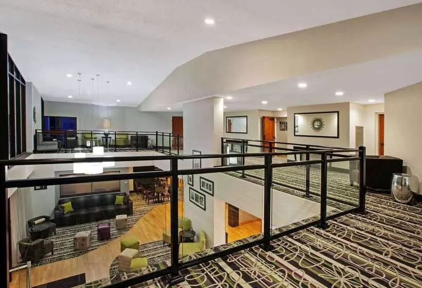 ホテル La Quinta Inn & Suites By Wyndham Detroit Metro Airport