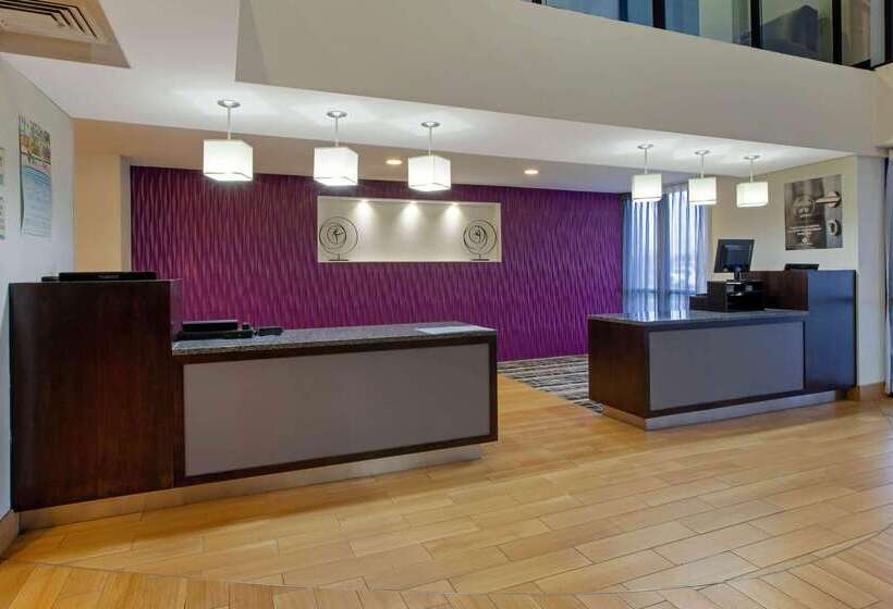 호텔 La Quinta Inn & Suites By Wyndham Detroit Metro Airport