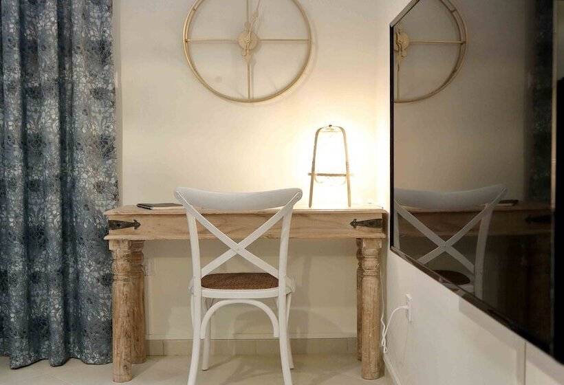 Best House, Anakreontos, Perivolaki, Nikaia, P..