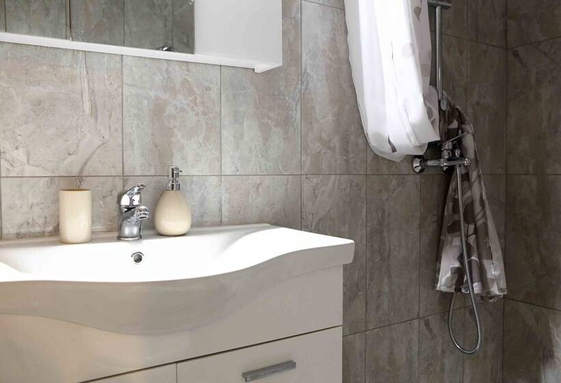 Best House, Anakreontos, Perivolaki, Nikaia, P..