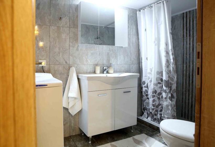 Best House, Anakreontos, Perivolaki, Nikaia, P..