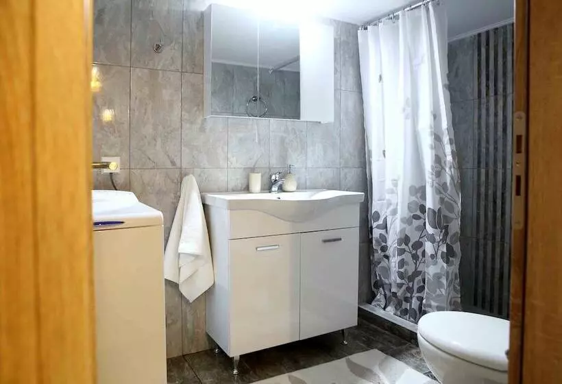 Best House, Anakreontos, Perivolaki, Nikaia, P..