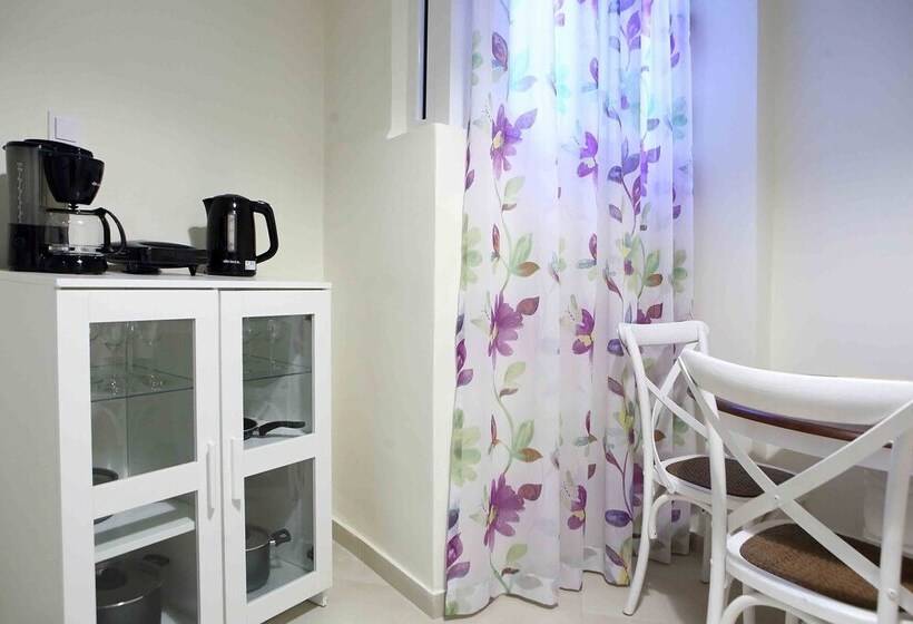 Best House, Anakreontos, Perivolaki, Nikaia, P..