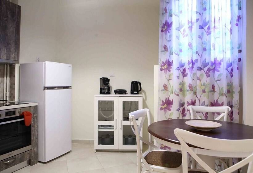 Best House, Anakreontos, Perivolaki, Nikaia, P..