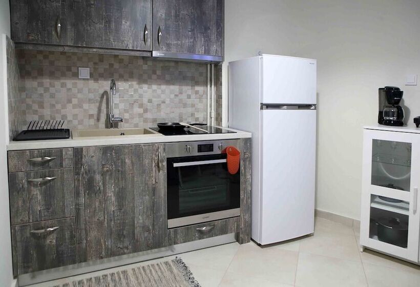 Best House, Anakreontos, Perivolaki, Nikaia, P..