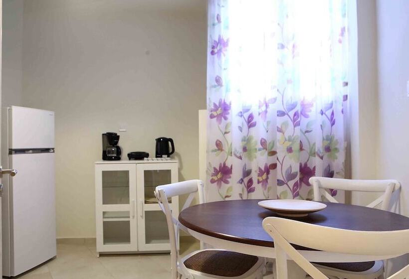 Best House, Anakreontos, Perivolaki, Nikaia, P..