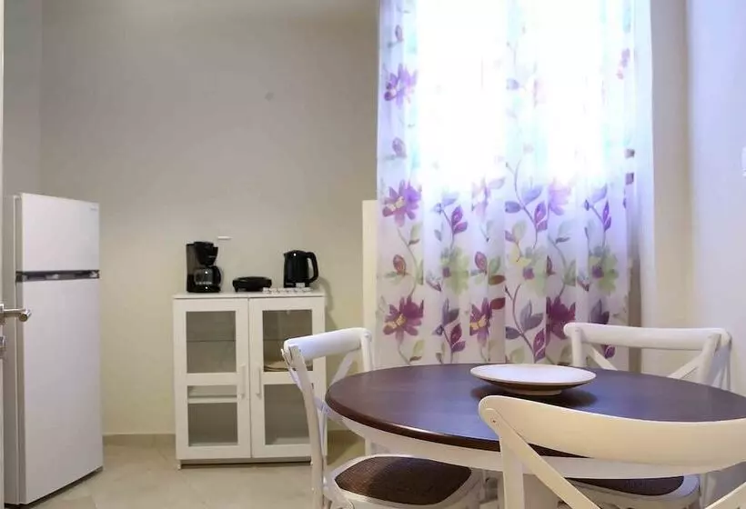 Best House, Anakreontos, Perivolaki, Nikaia, P..