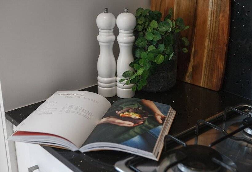 Heart Of Highett Apartment By Ready Set Host