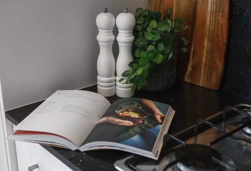 Heart Of Highett Apartment By Ready Set Host