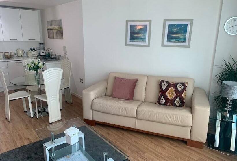 Marco Island   2 Bedroom Spacious City Centre Apartment