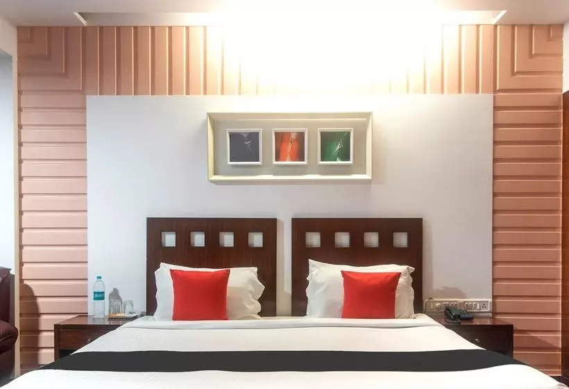 هتل Capital O 45497 Savoy Suites