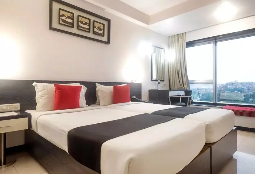 هتل Capital O 45497 Savoy Suites