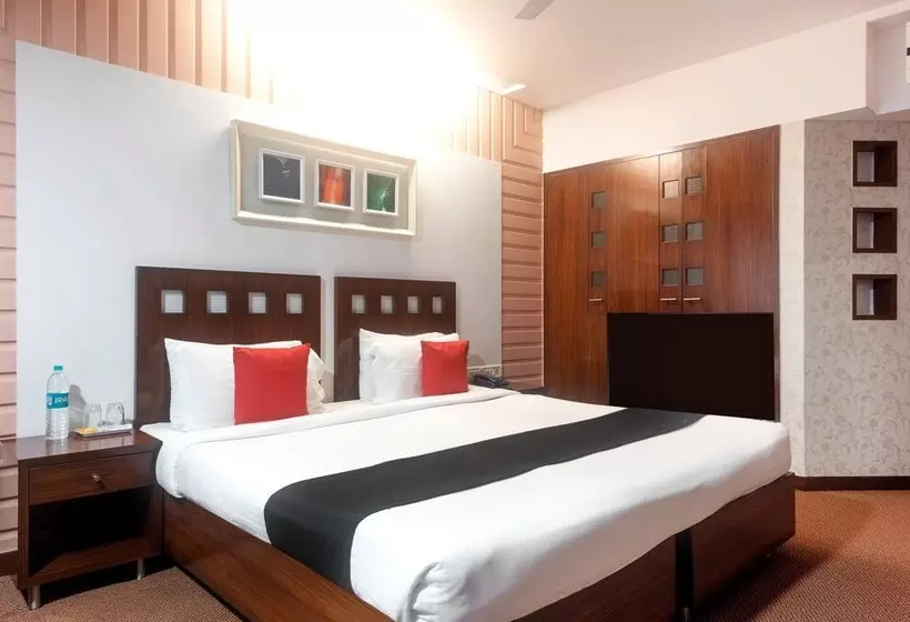 هتل Capital O 45497 Savoy Suites