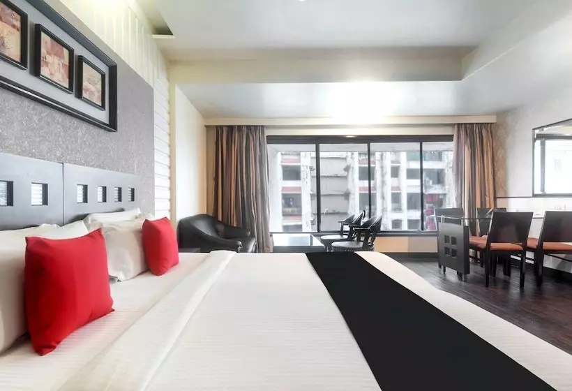 هتل Capital O 45497 Savoy Suites