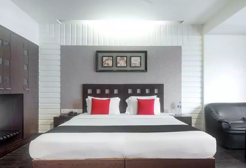 هتل Capital O 45497 Savoy Suites