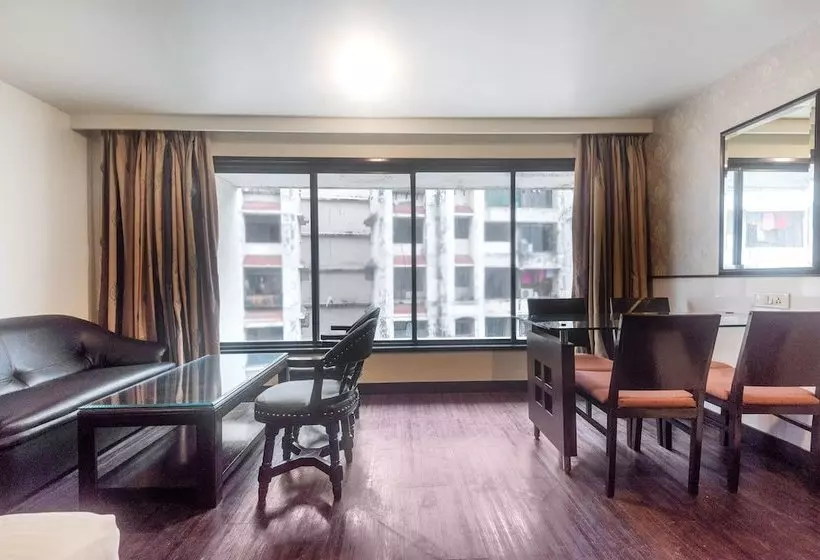 هتل Capital O 45497 Savoy Suites