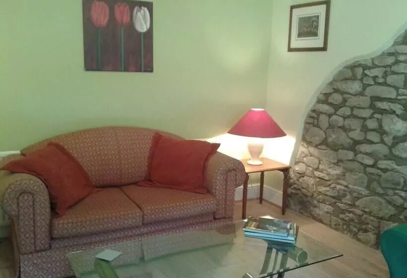Sannan Court Holiday Apartments