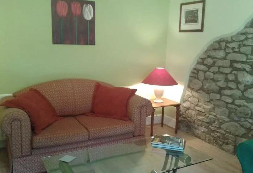 Sannan Court Holiday Apartments