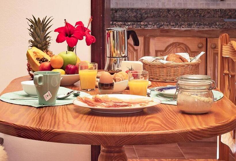 تختخواب و صبحانه Tabaiba Guesthouse