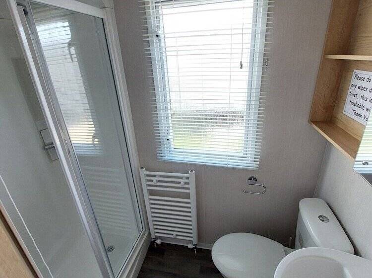 בית מלון כפרי Royal Oak Caravan Park