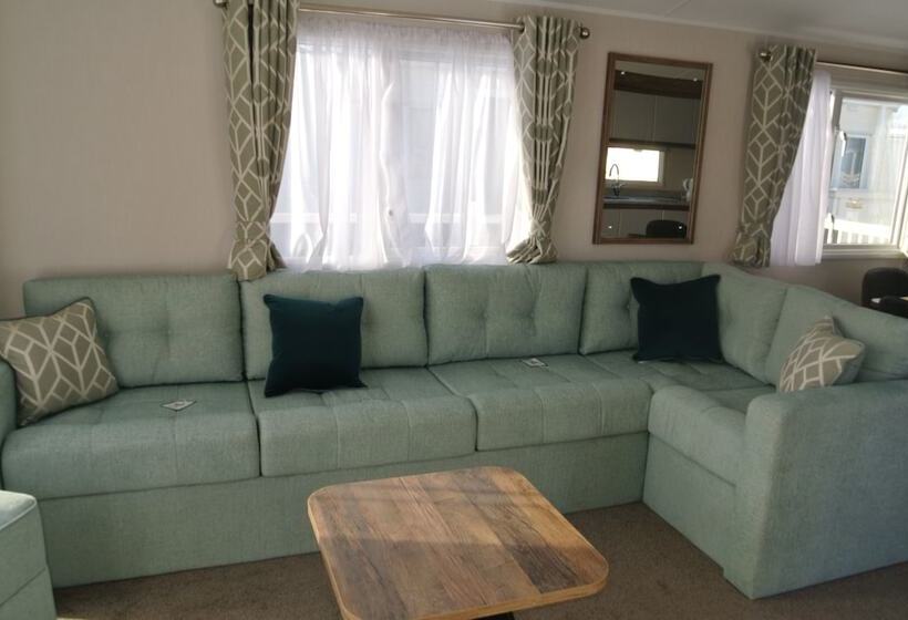 בית מלון כפרי Royal Oak Caravan Park