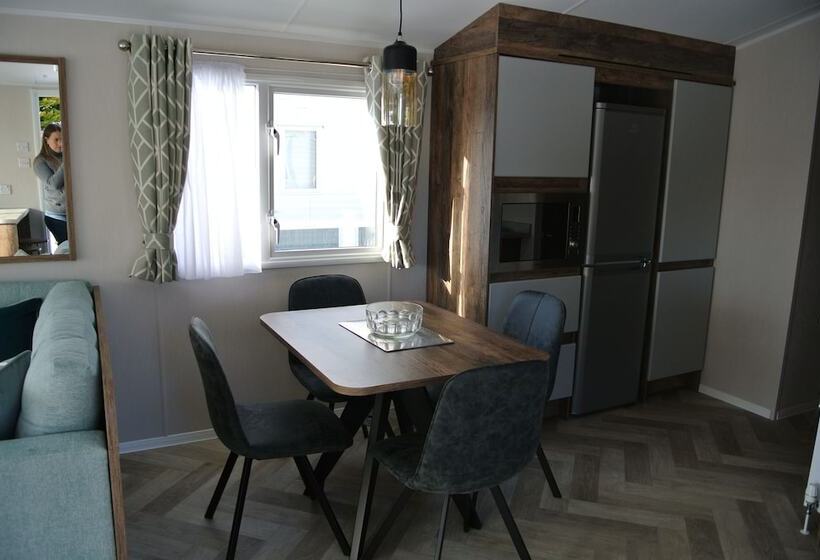 בית מלון כפרי Royal Oak Caravan Park