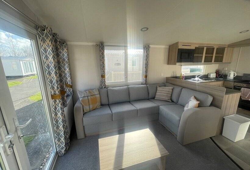בית מלון כפרי Royal Oak Caravan Park