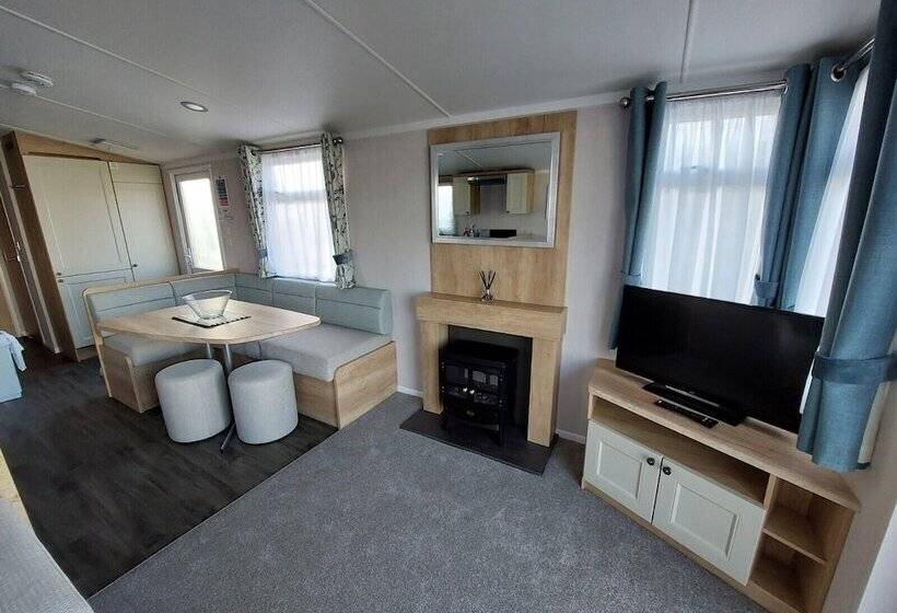 בית מלון כפרי Royal Oak Caravan Park