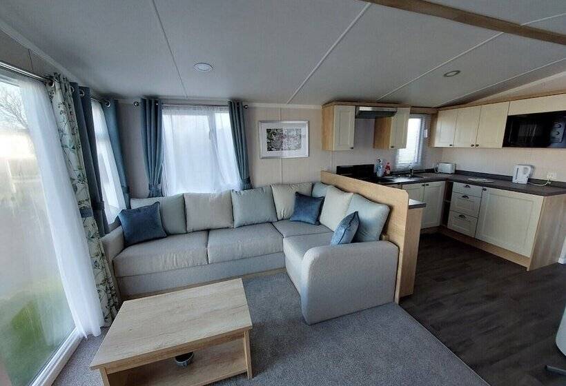 בית מלון כפרי Royal Oak Caravan Park