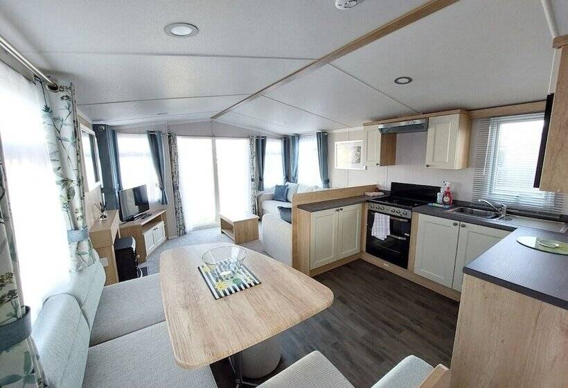 בית מלון כפרי Royal Oak Caravan Park