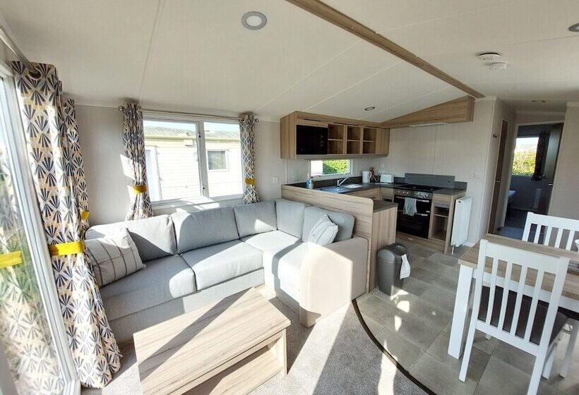 בית מלון כפרי Royal Oak Caravan Park